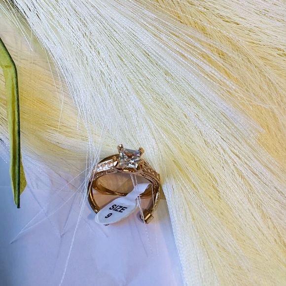 Beautiful Gold Color Fashion Ring Surrounded by Beautiful Diamond Stone Size 9 - Picture 3 of 4